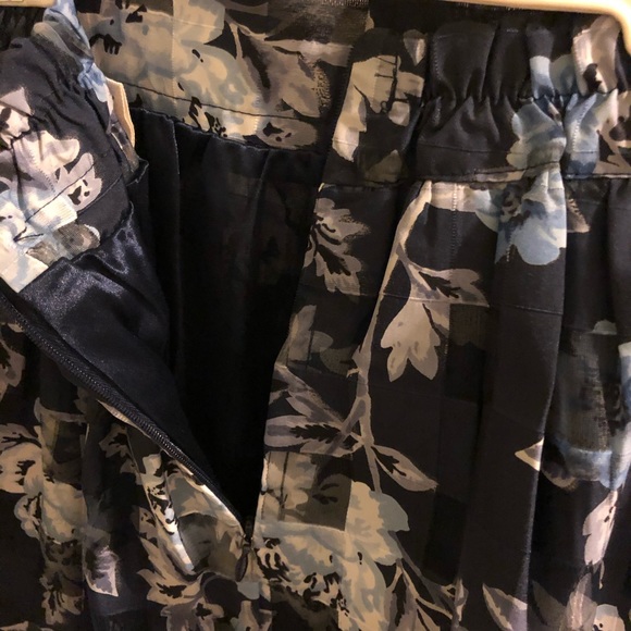 💜Navy Floral Print Layered Skirt - Picture 3 of 6